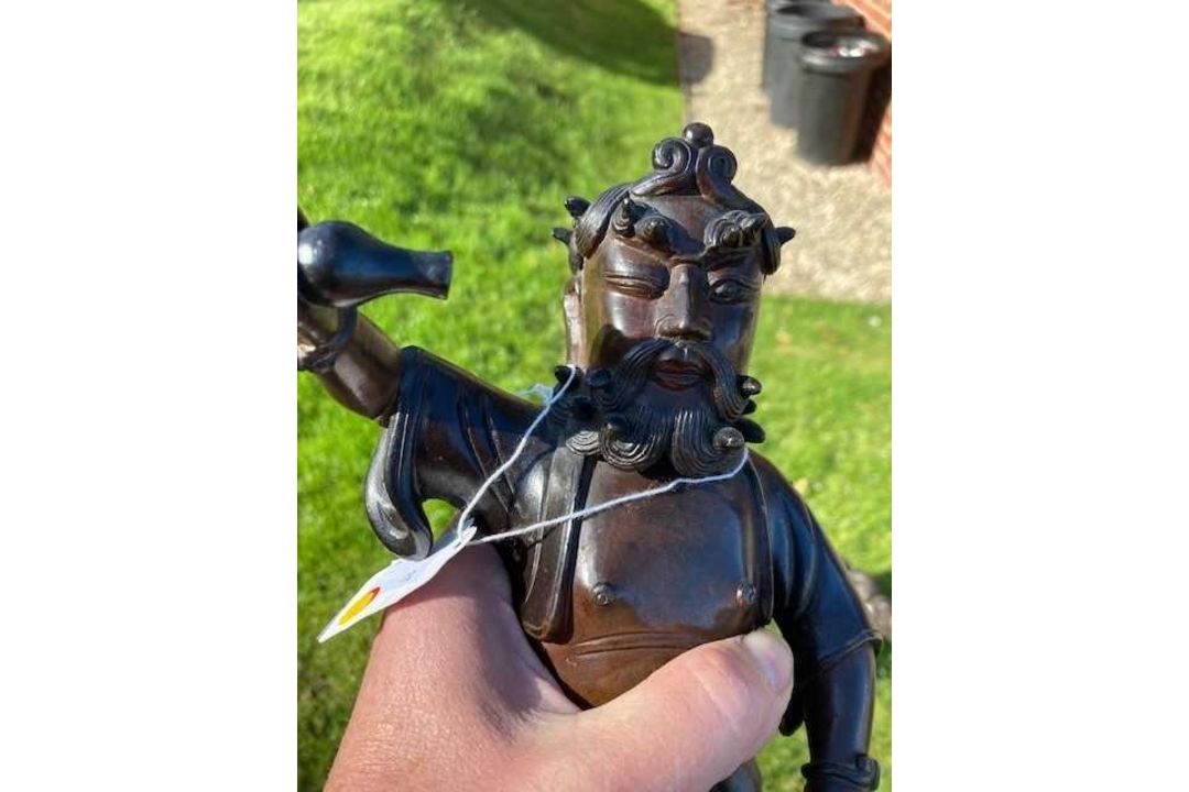 A RARE AND FINELY CAST LARGE CHINESE BI-COLOUR PATINATED BRONZE FIGURE OF LI TIEH-KUAI - Image 3 of 11