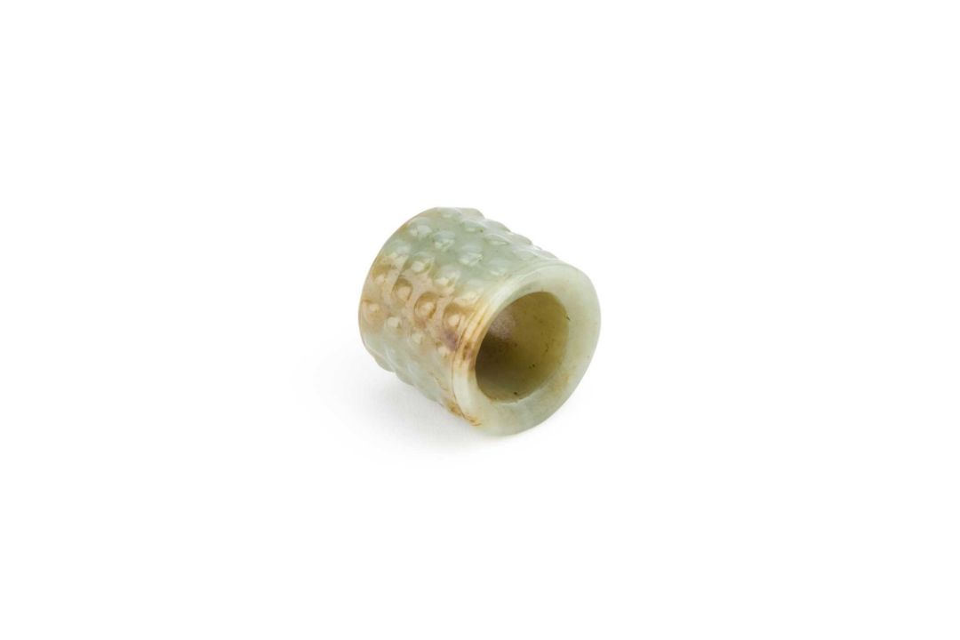 A CHINESE JADE THUMB RING - Image 1 of 2