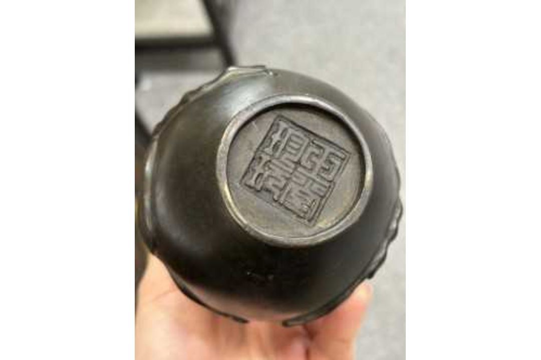 A JAPANESE BRONZE IKEBANA VASE - Image 4 of 10