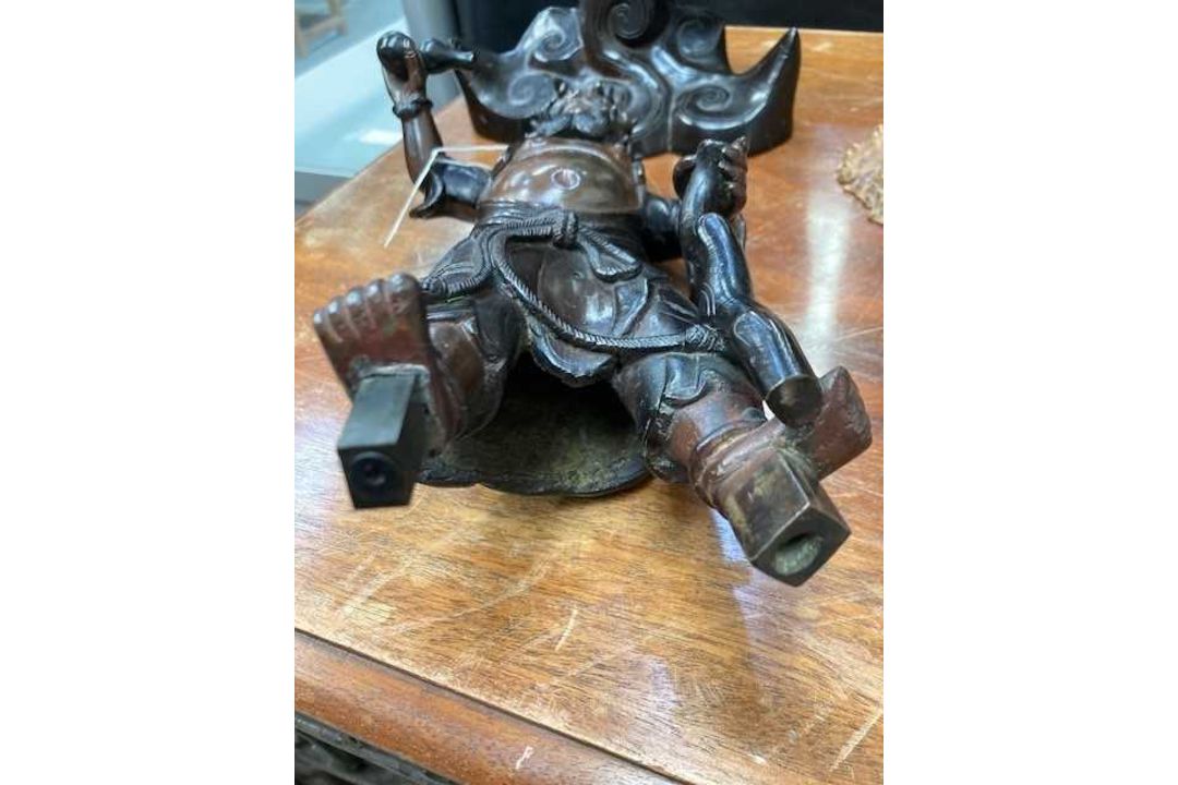 A RARE AND FINELY CAST LARGE CHINESE BI-COLOUR PATINATED BRONZE FIGURE OF LI TIEH-KUAI - Image 4 of 11