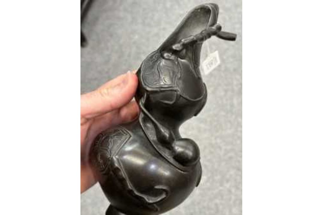 A JAPANESE BRONZE IKEBANA VASE - Image 7 of 10