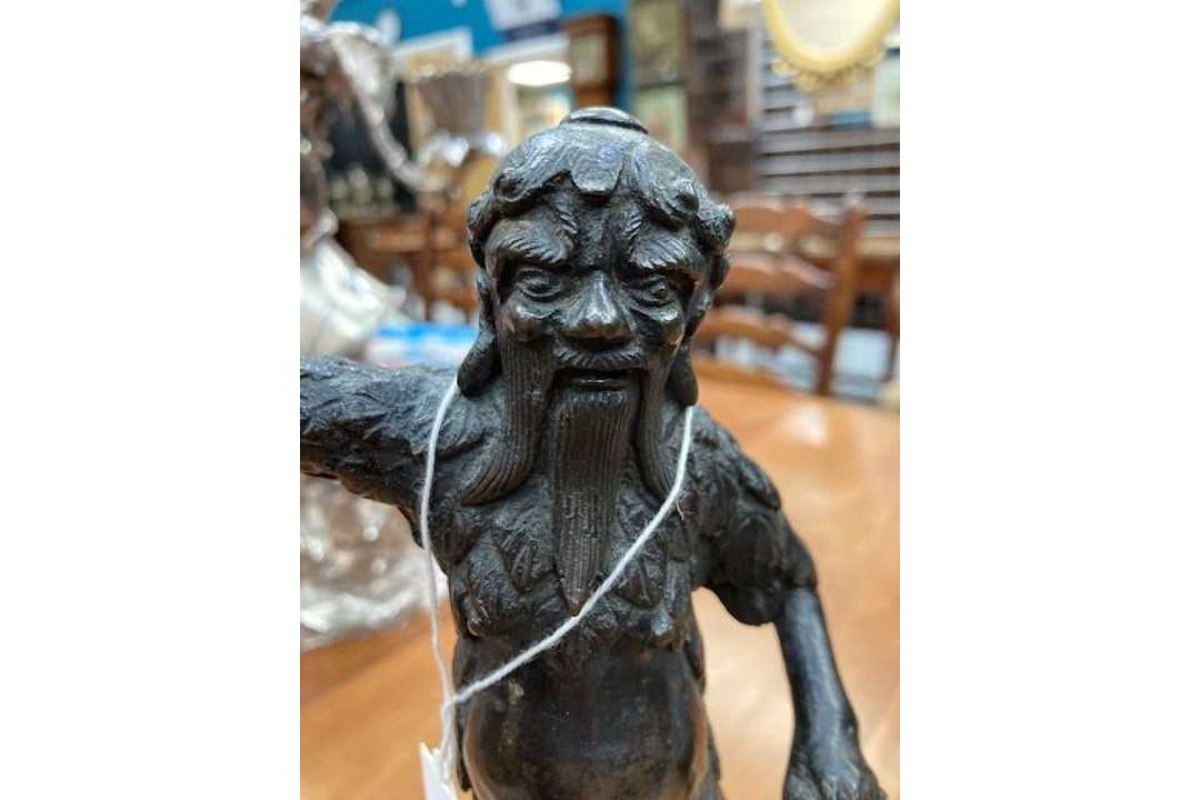 AN UNUSUAL CHINESE BRONZE ALTAR FIGURE - Image 3 of 5