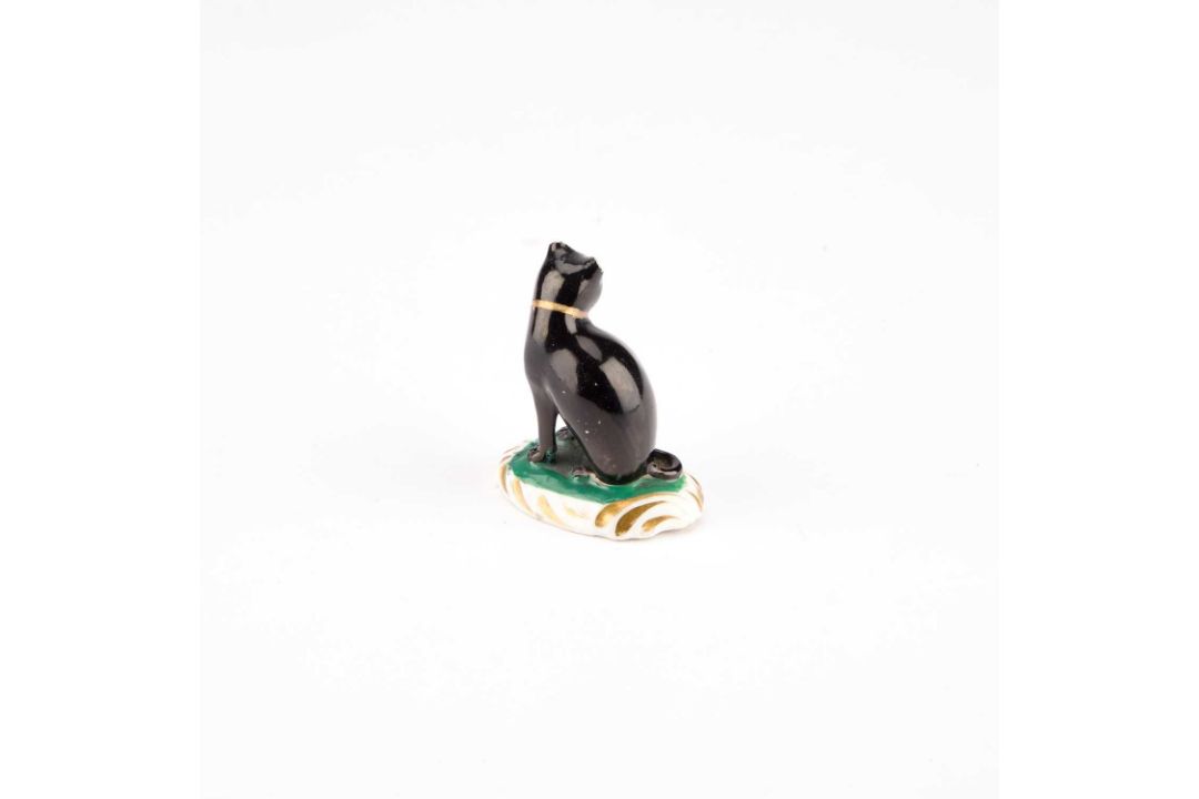 A RARE ROCKINGHAM MODEL OF A CAT - Image 2 of 3