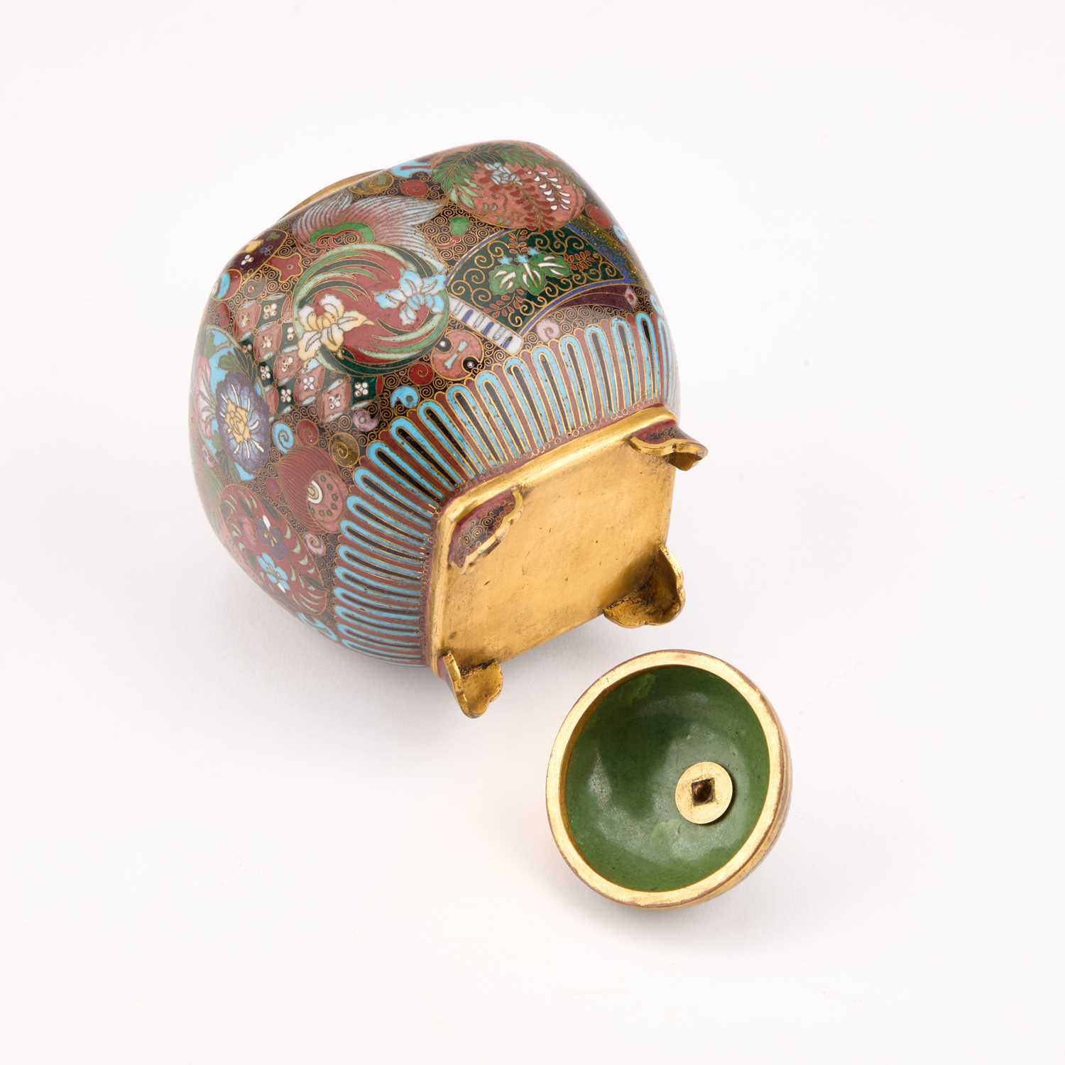 A SMALL JAPANESE CLOISONNÉ ENAMEL JAR AND COVER - Image 3 of 6