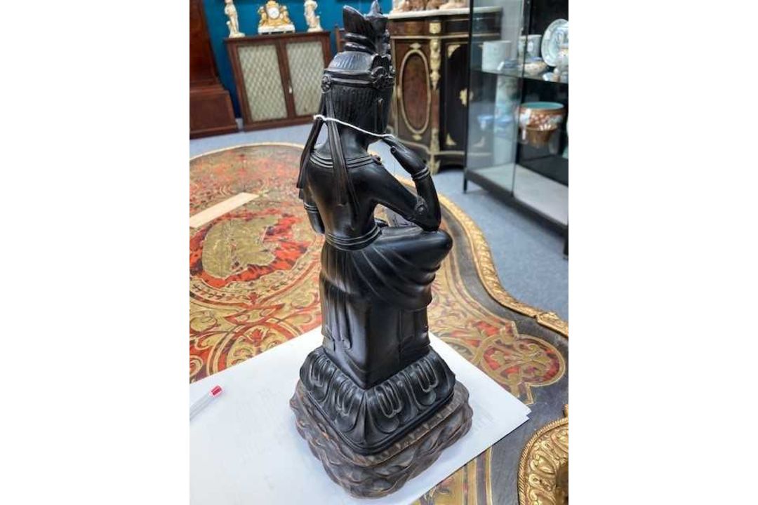 AN UNUSUAL BRONZE FIGURE OF THE SEATED KWANNON - Image 3 of 9