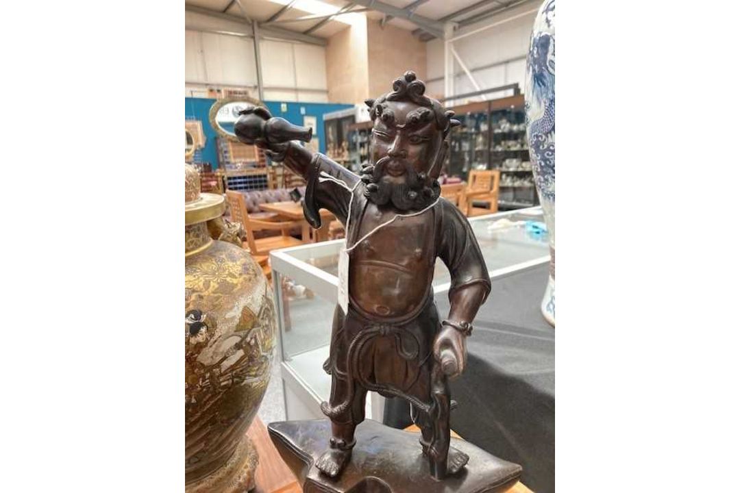 A RARE AND FINELY CAST LARGE CHINESE BI-COLOUR PATINATED BRONZE FIGURE OF LI TIEH-KUAI - Image 2 of 11