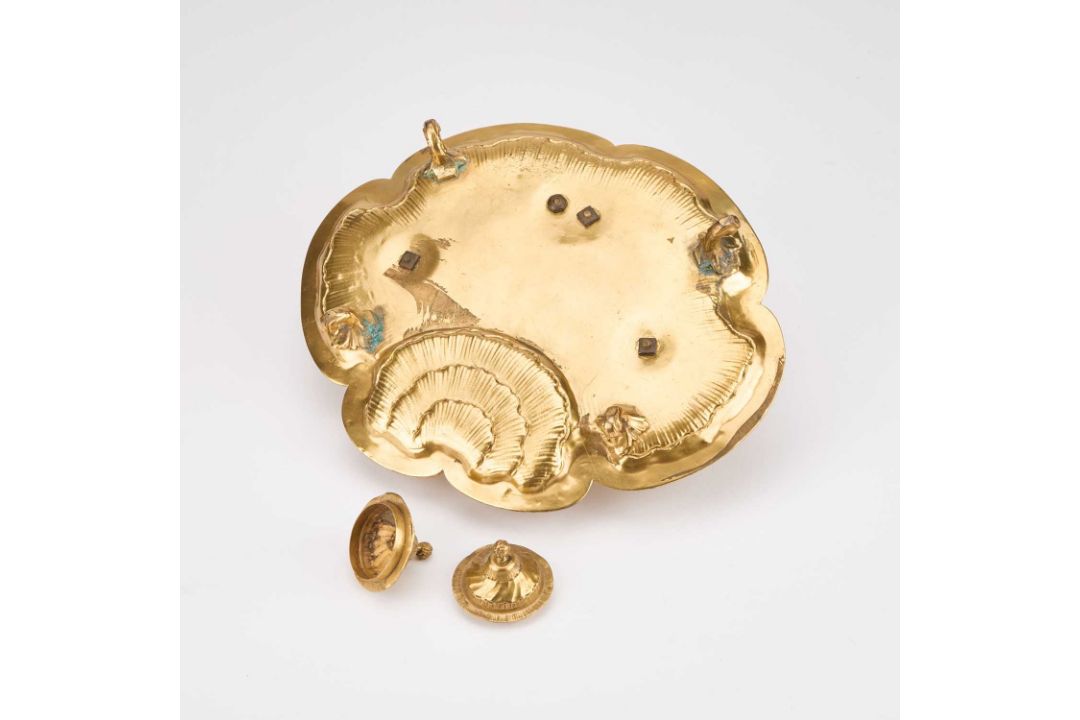 A 19TH CENTURY GILT-METAL INKSTAND - Image 3 of 3