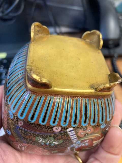 A SMALL JAPANESE CLOISONNÉ ENAMEL JAR AND COVER - Image 5 of 6