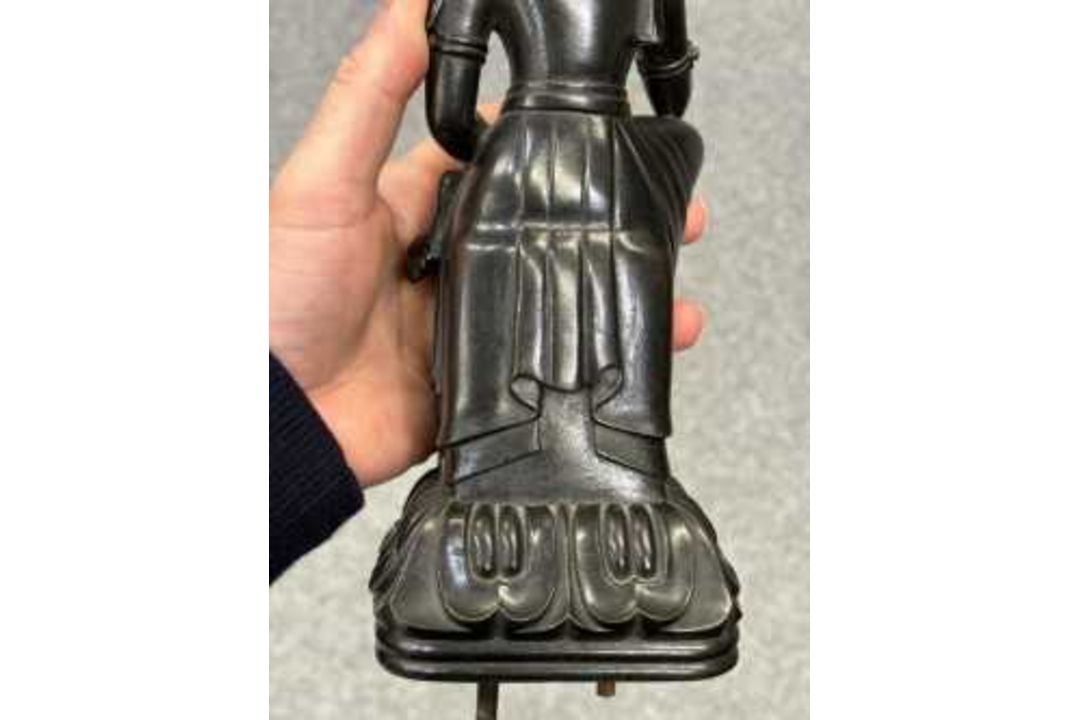 AN UNUSUAL BRONZE FIGURE OF THE SEATED KWANNON - Image 6 of 9