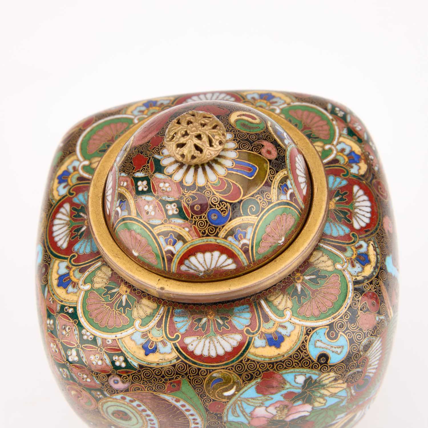 A SMALL JAPANESE CLOISONNÉ ENAMEL JAR AND COVER - Image 4 of 6