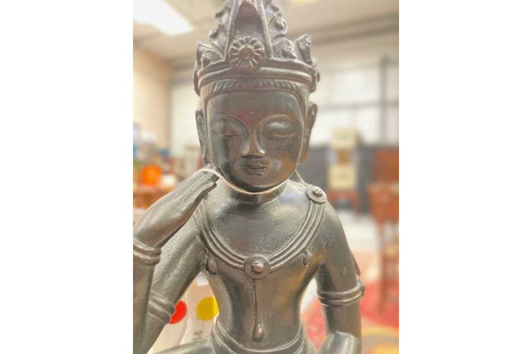 AN UNUSUAL BRONZE FIGURE OF THE SEATED KWANNON - Image 2 of 9