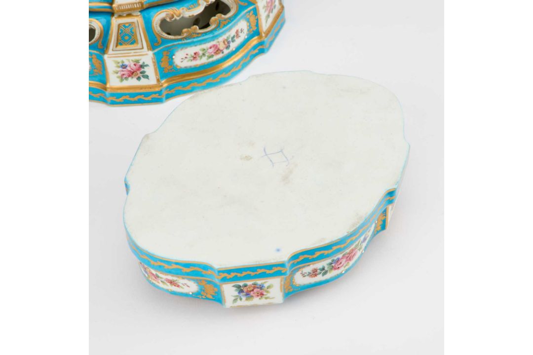 A PAIR OF SÈVRES 'BLEU CÉLESTE' GROUND VASES AND STANDS (VASES 'HOLLANDOIS'), 19TH CENTURY - Image 4 of 4