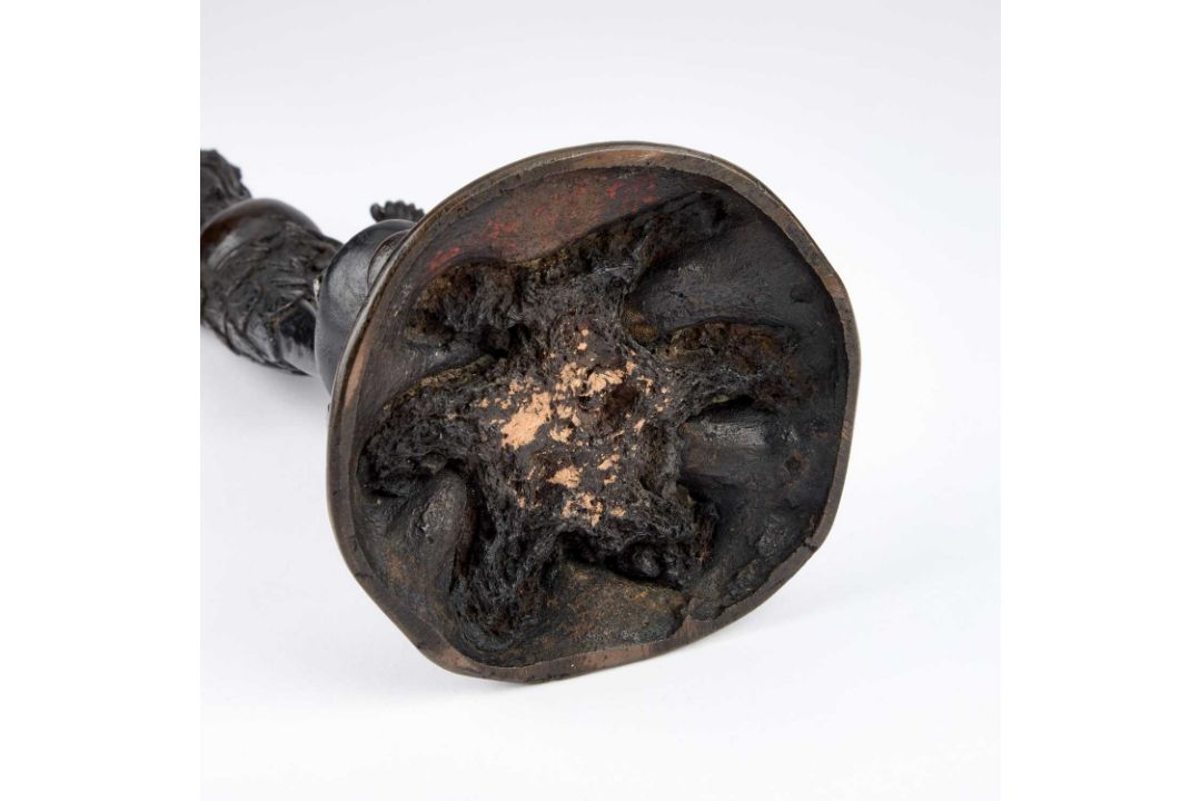 AN UNUSUAL CHINESE BRONZE ALTAR FIGURE - Image 2 of 5