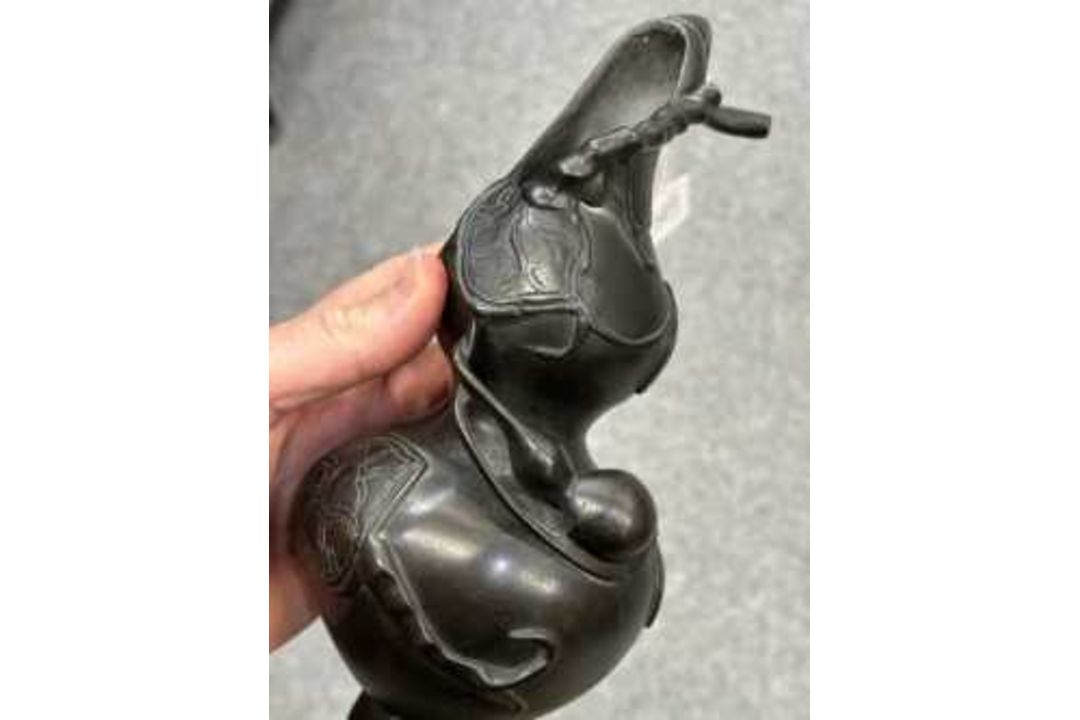 A JAPANESE BRONZE IKEBANA VASE - Image 6 of 10