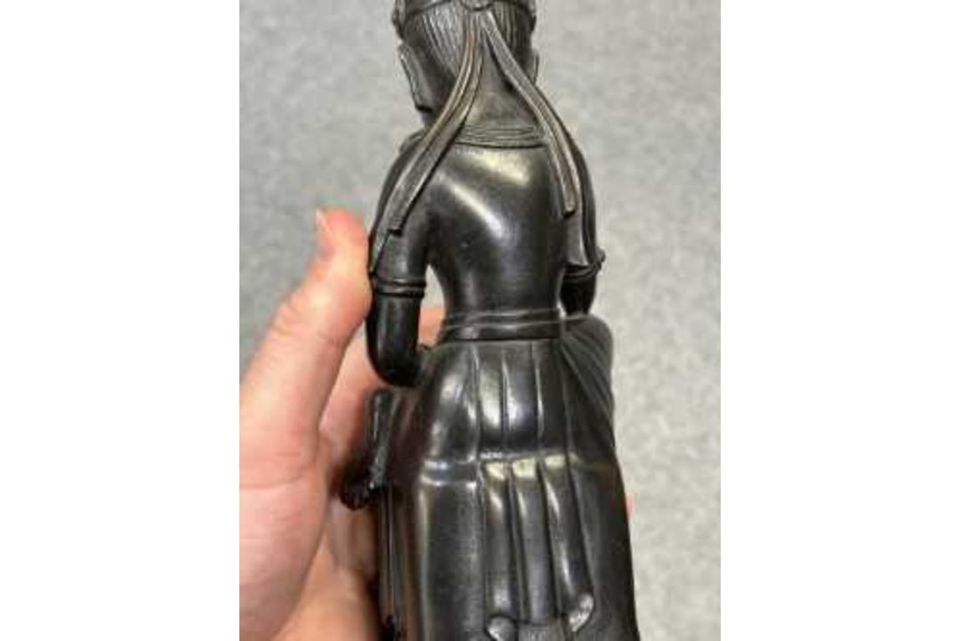 AN UNUSUAL BRONZE FIGURE OF THE SEATED KWANNON - Image 8 of 9