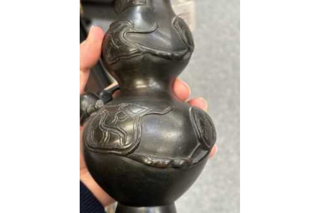 A JAPANESE BRONZE IKEBANA VASE - Image 8 of 10