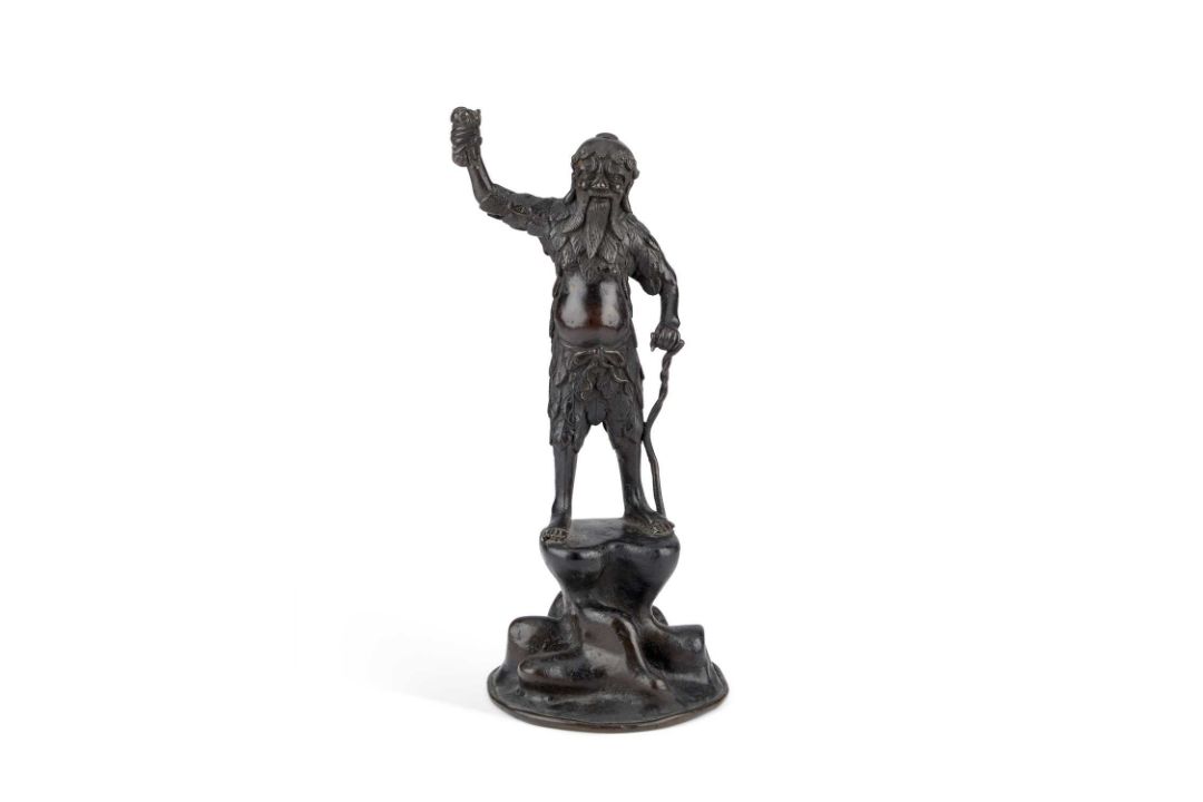 AN UNUSUAL CHINESE BRONZE ALTAR FIGURE - Image 1 of 5