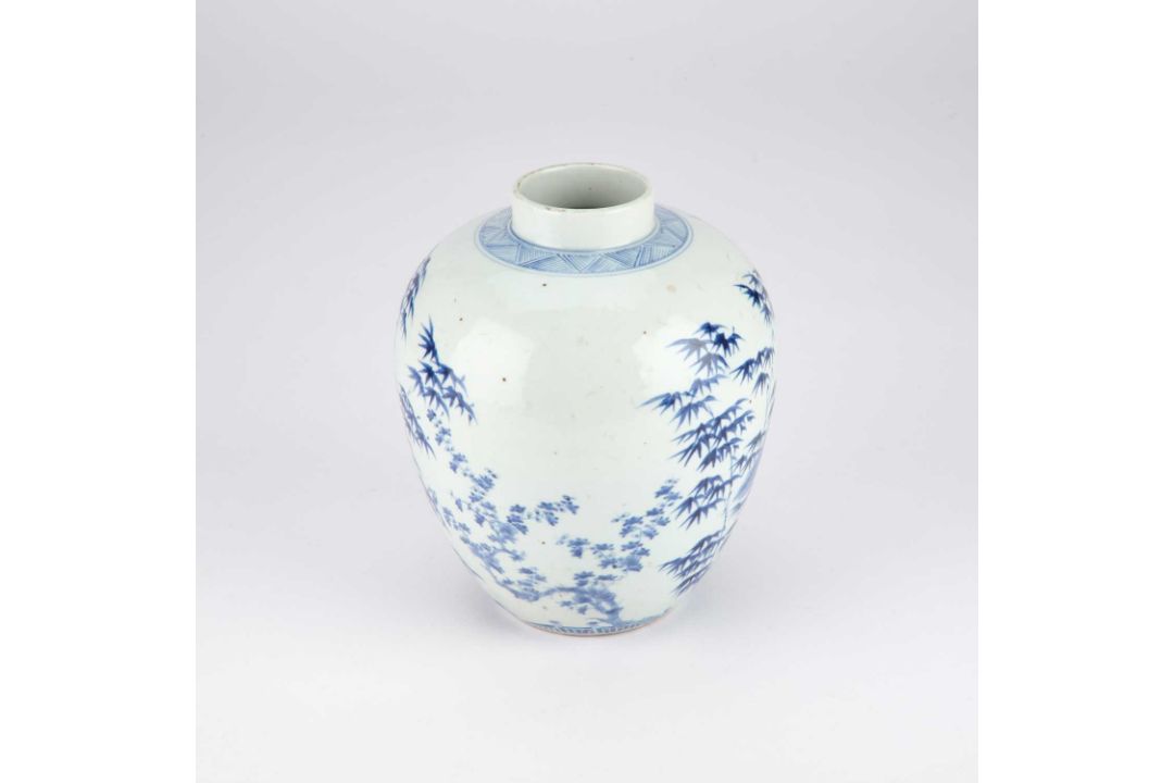 A CHINESE BLUE AND WHITE JAR - Image 2 of 3