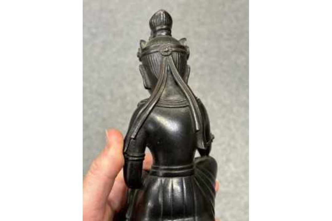 AN UNUSUAL BRONZE FIGURE OF THE SEATED KWANNON - Image 7 of 9