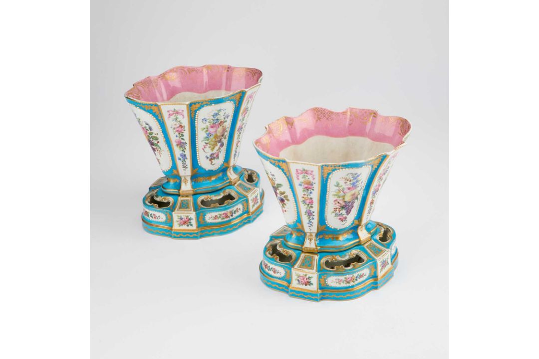 A PAIR OF SÈVRES 'BLEU CÉLESTE' GROUND VASES AND STANDS (VASES 'HOLLANDOIS'), 19TH CENTURY - Image 2 of 4