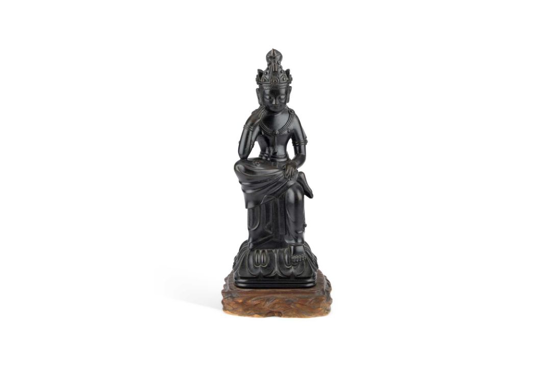 AN UNUSUAL BRONZE FIGURE OF THE SEATED KWANNON - Image 1 of 9