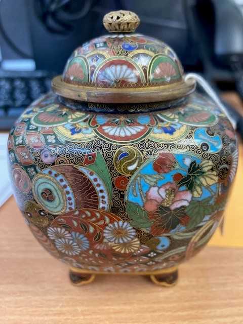 A SMALL JAPANESE CLOISONNÉ ENAMEL JAR AND COVER - Image 6 of 6