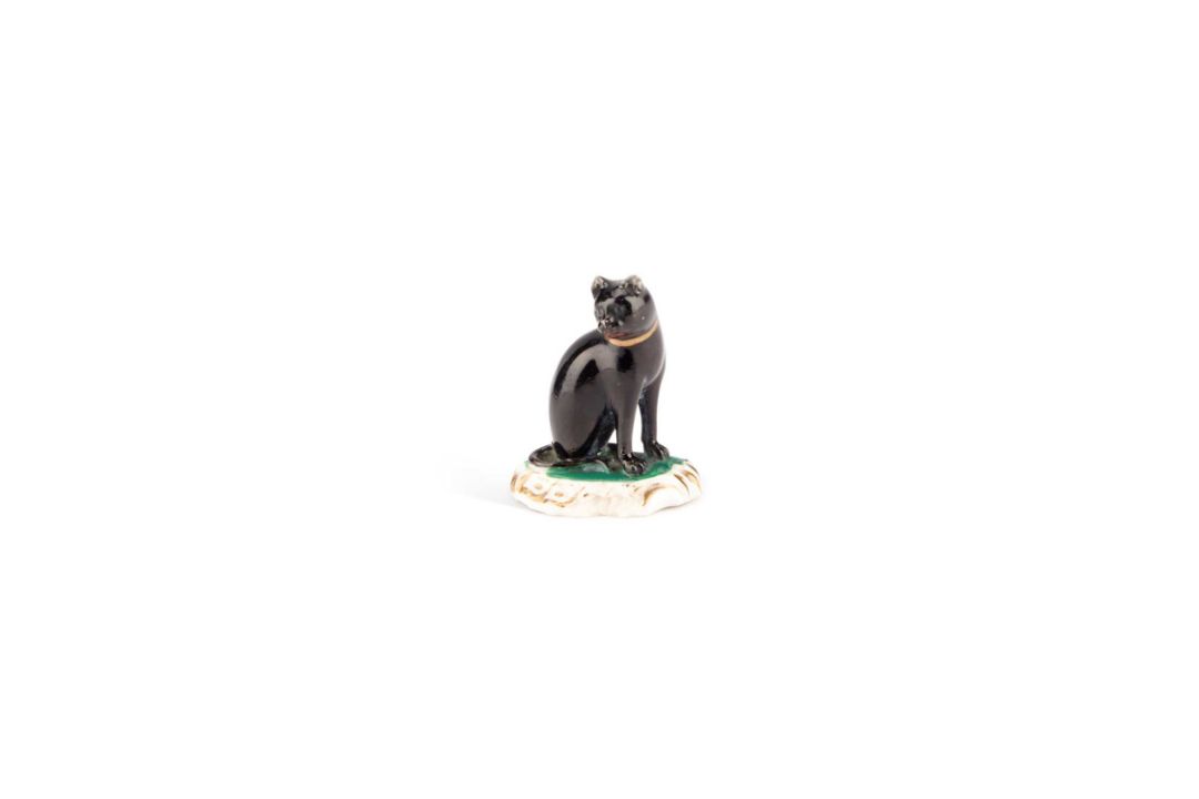 A RARE ROCKINGHAM MODEL OF A CAT - Image 1 of 3