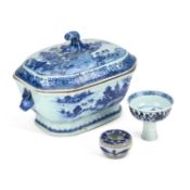AN 18TH CENTURY CHINESE BLUE AND WHITE TUREEN AND COVER