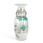 A LARGE 19TH CENTURY CHINESE PORCELAIN VASE