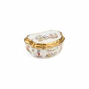 AN 18TH CENTURY CHINOISERIE PORCELAIN SNUFF BOX