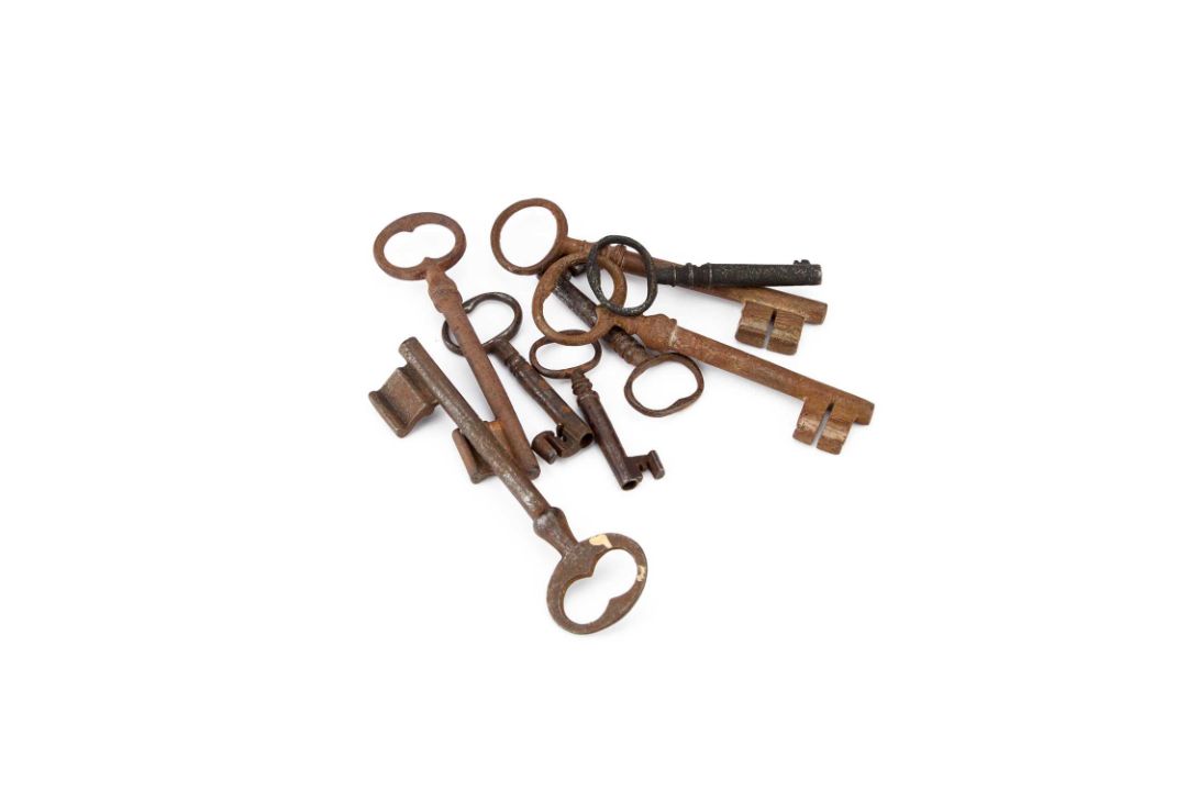 A GROUP OF ANTIQUE KEYS