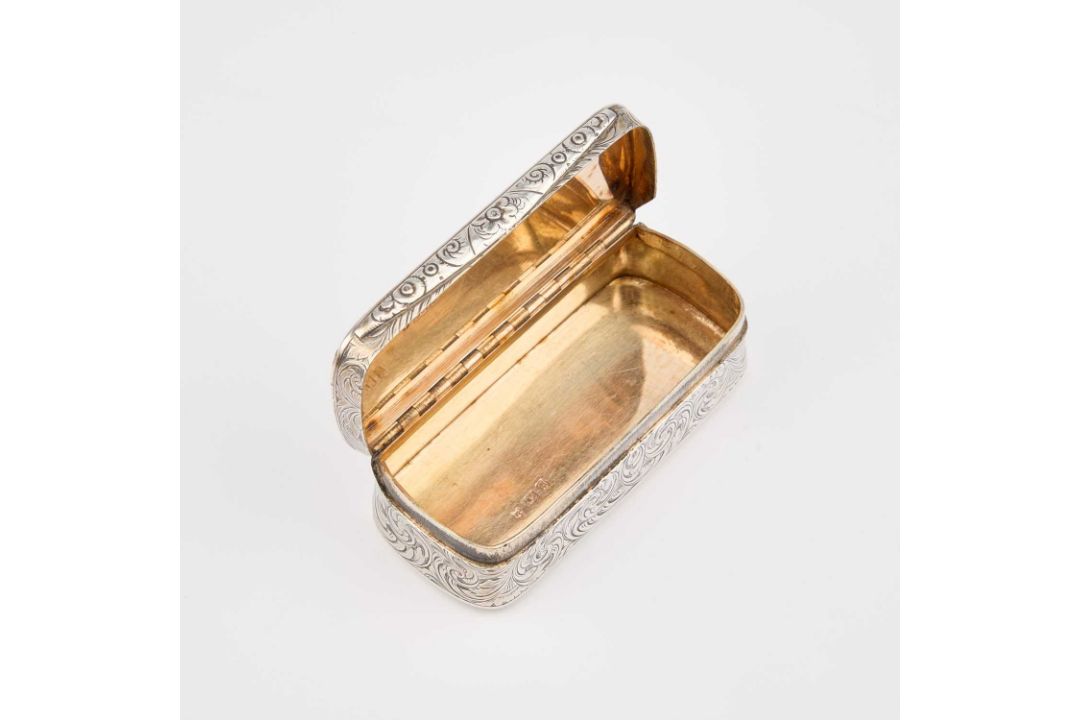 A VICTORIAN SILVER TABLE SNUFF BOX - Image 2 of 2