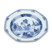 AN 18TH CENTURY CHINESE BLUE AND WHITE DISH