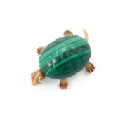 A VINTAGE 18K GOLD MALACHITE AND SAPPHIRE TORTOISE BROOCH