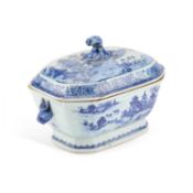 AN 18TH CENTURY CHINESE BLUE AND WHITE TUREEN
