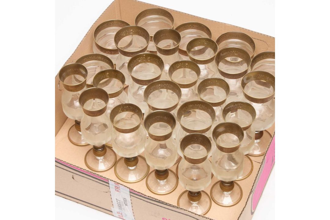 A LARGE COLLECTION OF GILT DECORATED TABLE GLASS, PROBABLY BACCARAT