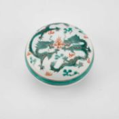 A CHINESE FAMILLE VERTE DRAGONS BOX AND COVER