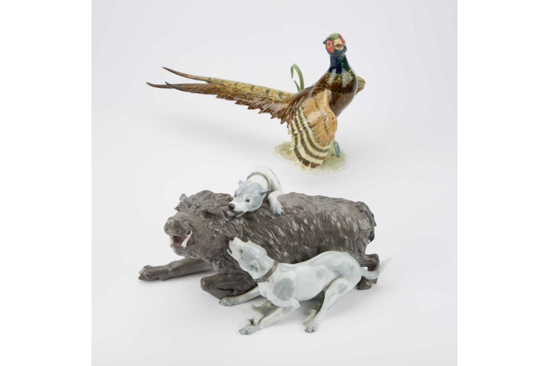 A LARGE CONTINENTAL PORCELAIN BOAR HUNTING GROUP