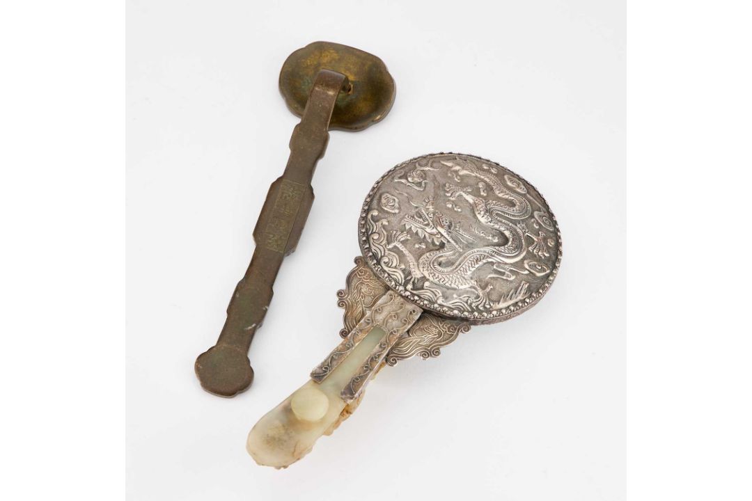 A CHINESE SILVER AND JADE HAND-MIRROR AND A CHINESE CLOISONNÉ RUYI SCEPTRE - Image 3 of 8