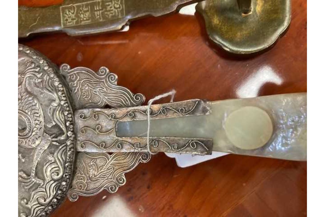 A CHINESE SILVER AND JADE HAND-MIRROR AND A CHINESE CLOISONNÉ RUYI SCEPTRE - Image 6 of 8