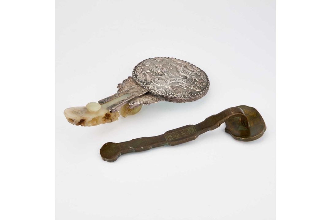 A CHINESE SILVER AND JADE HAND-MIRROR AND A CHINESE CLOISONNÉ RUYI SCEPTRE - Image 2 of 8