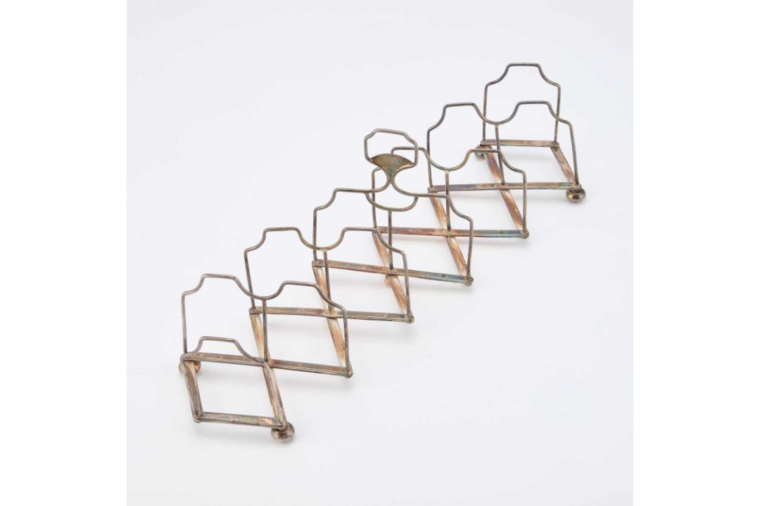 A GEORGE III SILVER SEVEN-BAR CONCERTINA TOAST RACK - Image 2 of 3