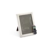 AN ART DECO SILVER AND ENAMEL NOVELTY PHOTOGRAPH FRAME