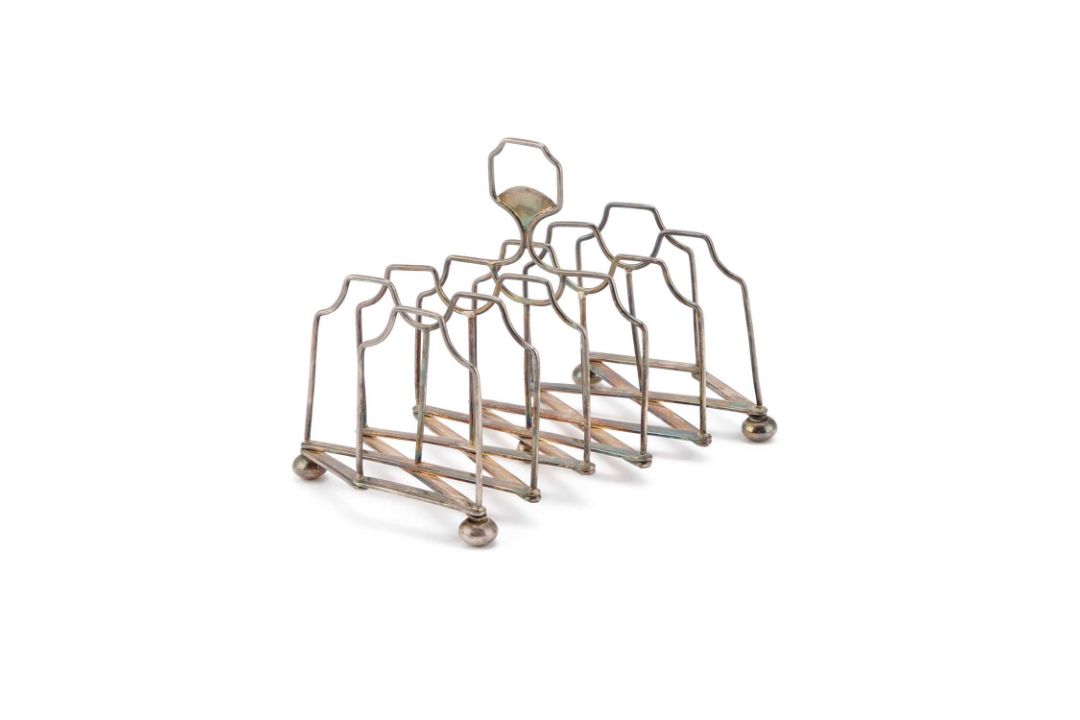 A GEORGE III SILVER SEVEN-BAR CONCERTINA TOAST RACK - Image 1 of 3