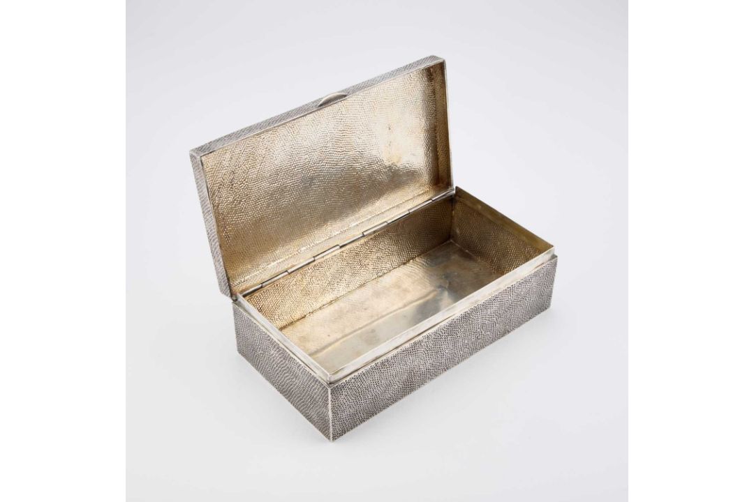 A LARGE CHINESE SILVER CIGAR BOX - Image 2 of 3