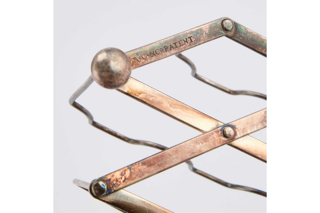 A GEORGE III SILVER SEVEN-BAR CONCERTINA TOAST RACK - Image 3 of 3