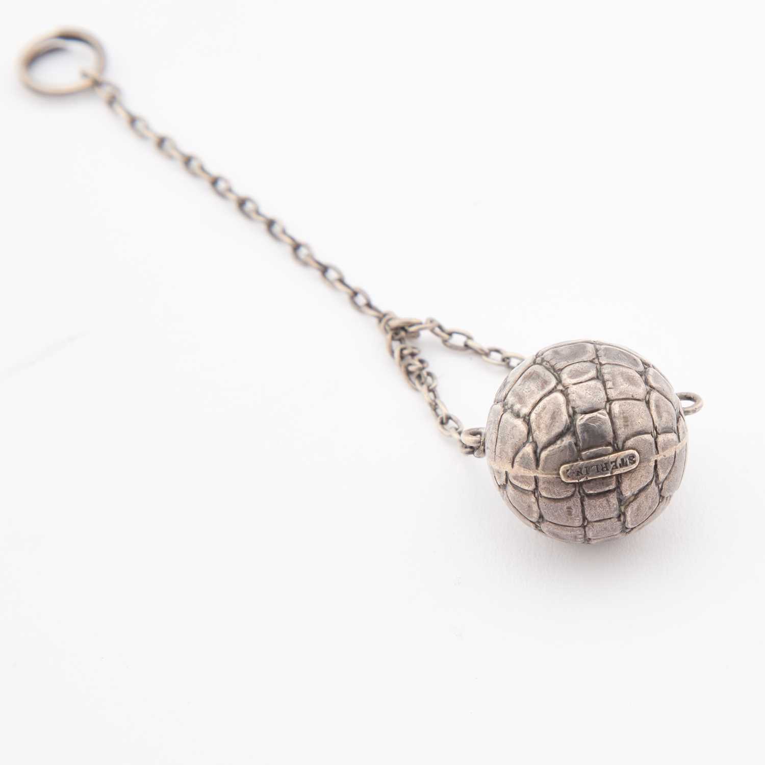 A SMALL AMERICAN STERLING SILVER 'GOLF BALL' SCENT BOTTLE - Image 2 of 2