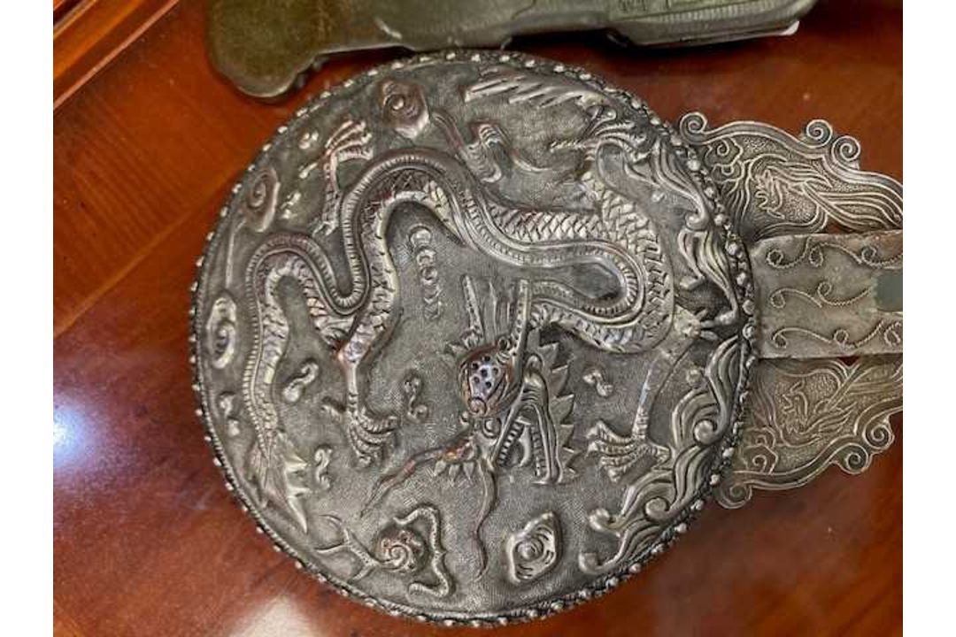 A CHINESE SILVER AND JADE HAND-MIRROR AND A CHINESE CLOISONNÉ RUYI SCEPTRE - Image 8 of 8
