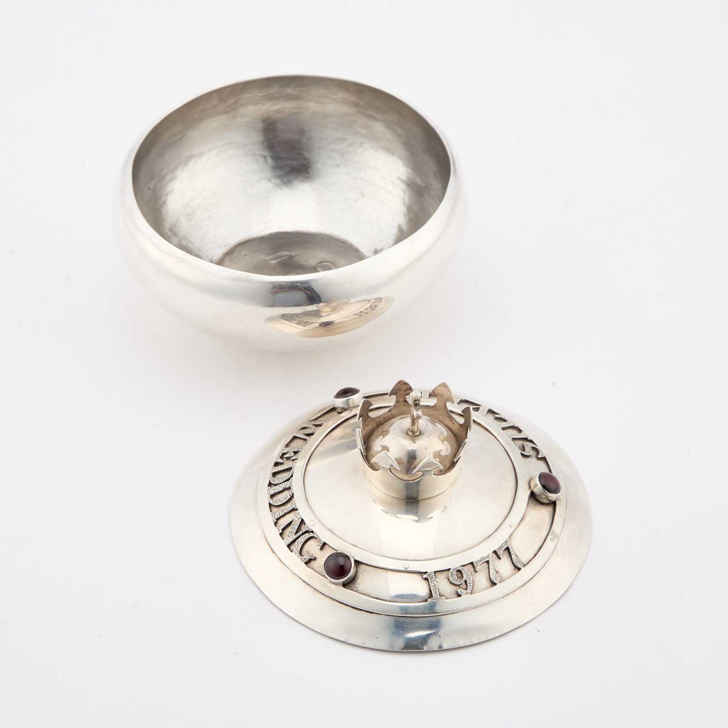 A ROYAL COMMEMORATIVE JEWELLED SILVER BOX - Image 3 of 4