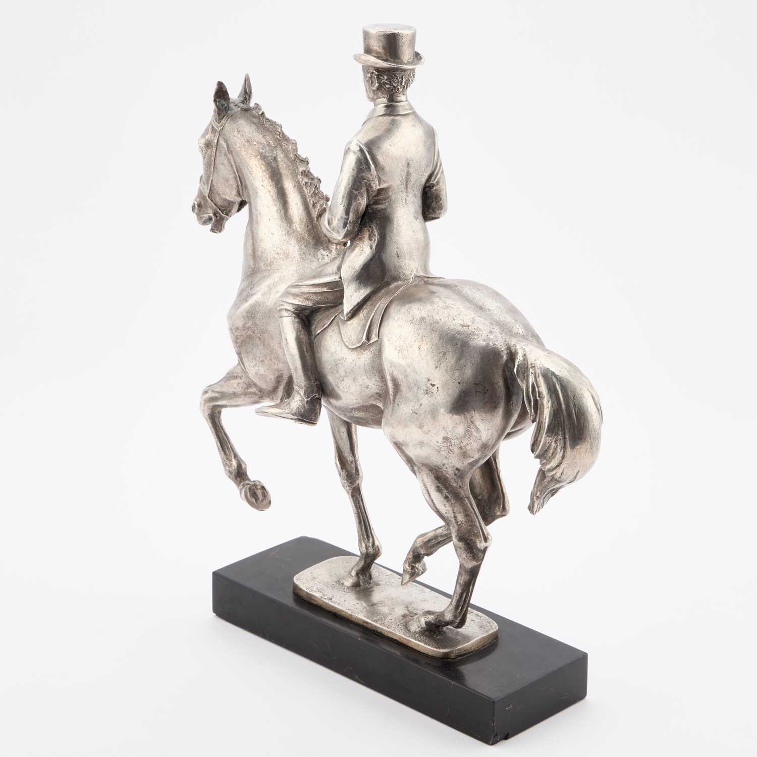 A LARGE CAST SILVER MODEL OF A HORSE AND RIDER, MODELLED BY BERNARD WINSKILL (D.1980) - Image 4 of 4